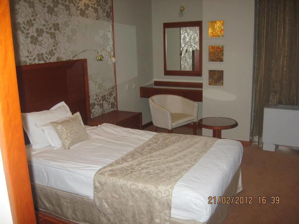 Hotel Continental Skopje Esterno foto